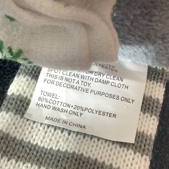 NEW - Fabric Gnome Helper holding 3 towels 🥰 14” tall x 6” diameter about - Picture 4 of 4